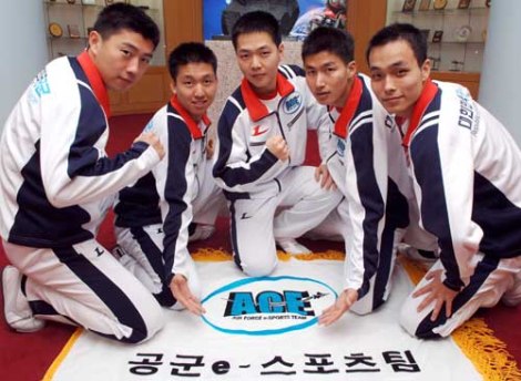 ¡¼°è·æ´ë=´º½Ã½º¡½   °ø±º e-SportsÆÀ ACE(Airforce Challenge E-sports)ÀÌ ¿À´Â 3ÀÏ °ø±ºº»ºÎ¿¡¼­ Ã¢´ÜÇÏ¸ç ÆÀ·Î°í¿Í À¯´ÏÆûÀ» Ã¹ °ø°³Çß´Ù.  ¼¼°è ÃÖÃÊÀÇ ±º e-SportsÆÀ ACEÀÇ ÀÓ¿äÈ¯, °­µµ°æ, ¼ºÇÐ½Â, ÃÖÀÎ±Ô, Á¶Çü±Ù ¼±¼ö(¿ÞÂÊºÎÅÍ)°¡ ÆÀ±â ¾Õ¿¡¼­ °á¿¬ÇÑ ÀÇÁö¸¦ ´ÙÁö°í ÀÖ´Ù.(»çÁø=°ø±ºº»ºÎ Á¦°ø)/È«ÇýÁø±âÀÚcoolhj@newsis.com